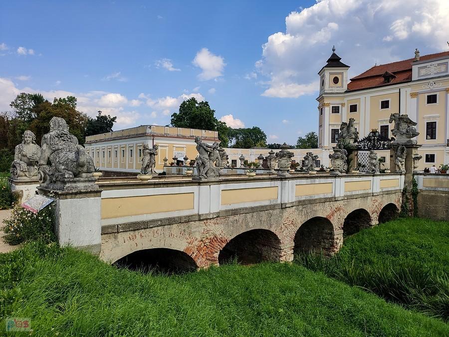 Milotice - most prowadzący do zamku