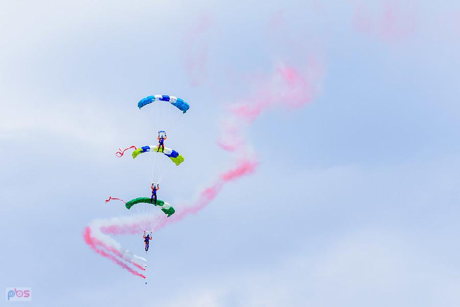 Spadochroniarze z grupy Sky Magic - AirShow Rudniki 2025.