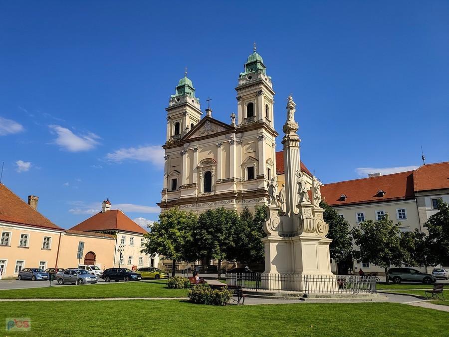 Valtice - kolumna maryjna na placu przed kościołem