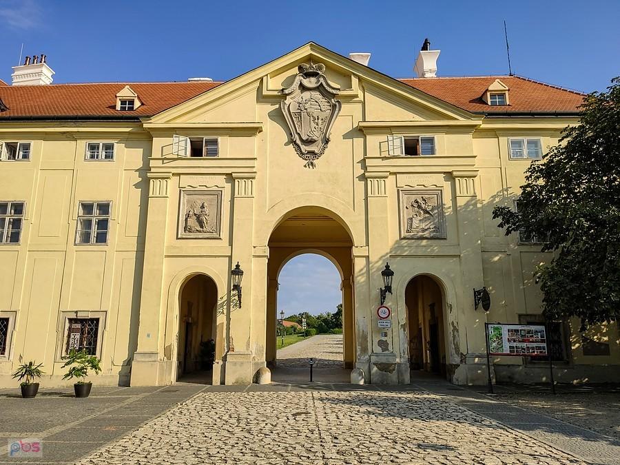 Valtice - główna brama wiodąca do zamku