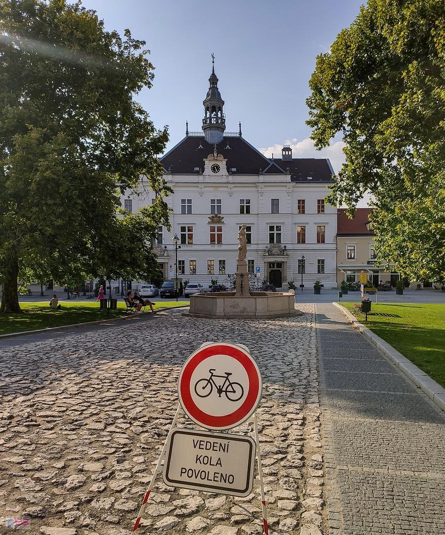 Valtice - fontanna i ratusz