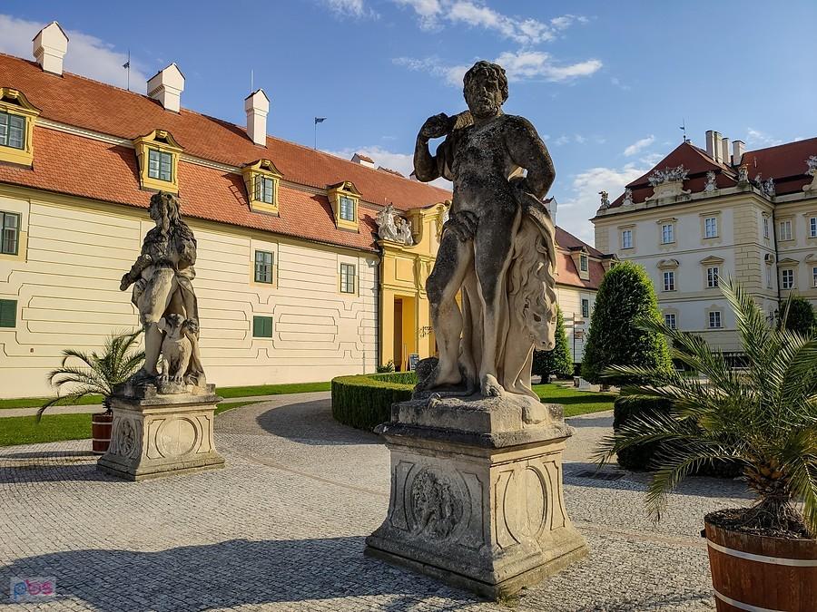 Wejścia do zamku w Valticach strzegą dwie rzeźby Herkulesa