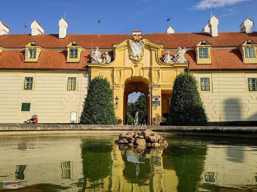Valtice - brama skrzydła wsch. zamku w której mieści się hotel Anton Florian