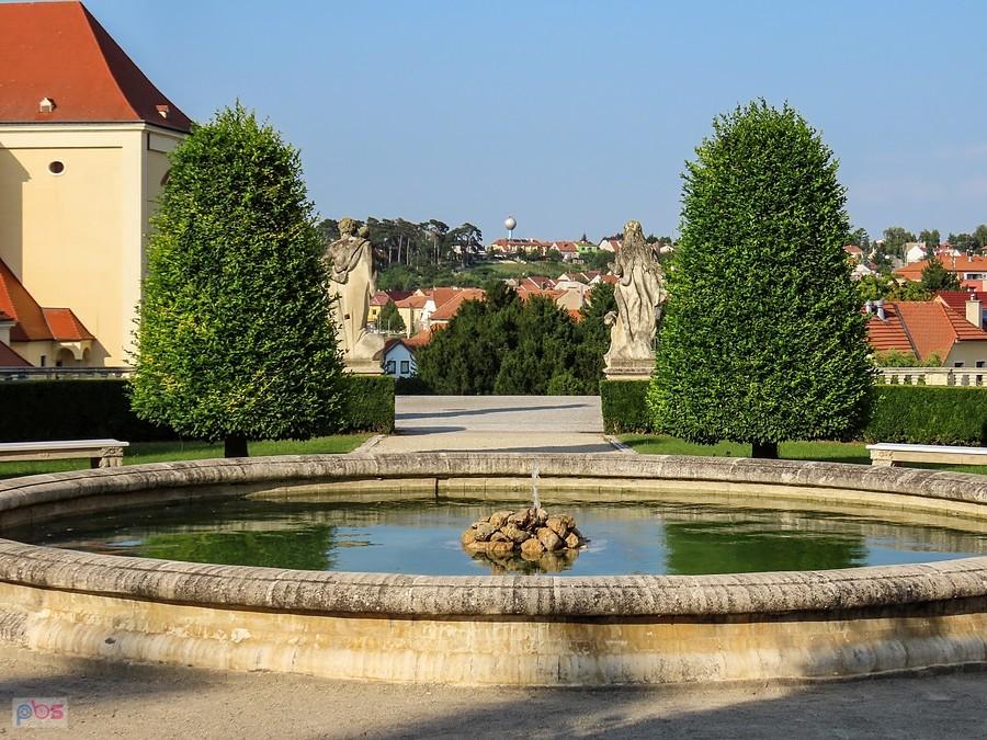 Widok z dziedzińca zamkowego na Valtice