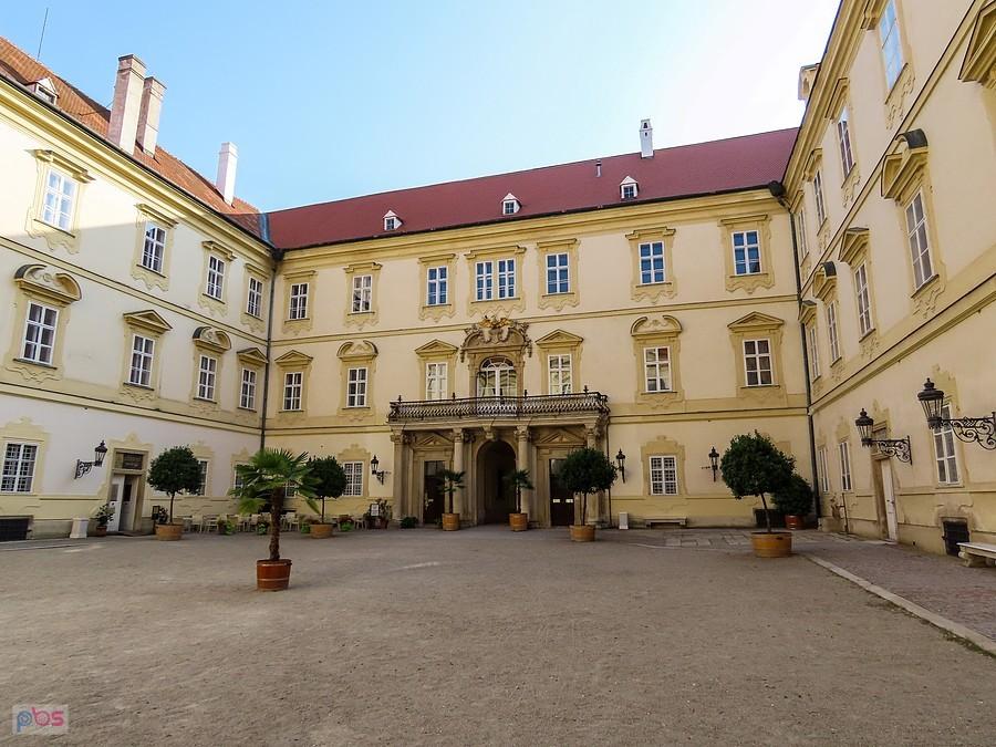 Valtice - wewnętrzny dziedziniec zamku