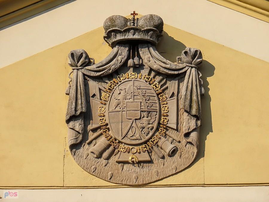 Zamek w Valticach - herb Liechtensteinów z fasady parkowej