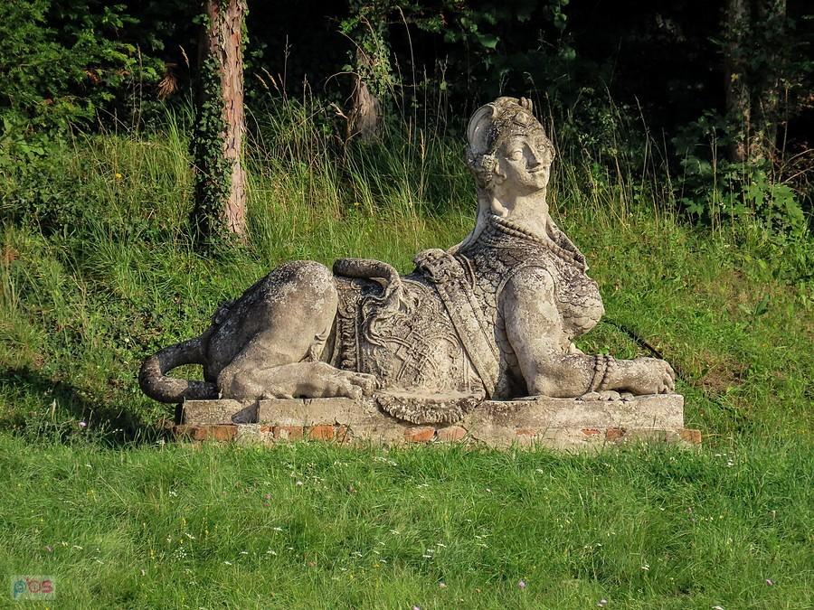 Valtice - jeden z dwóch parkowych sfinksów