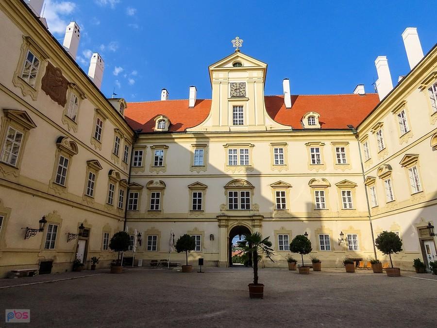Valtice - dziedziniec zamku