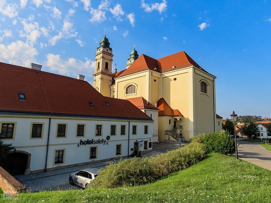 Kościół Wniebowzięcia NMP od strony prezbiterium