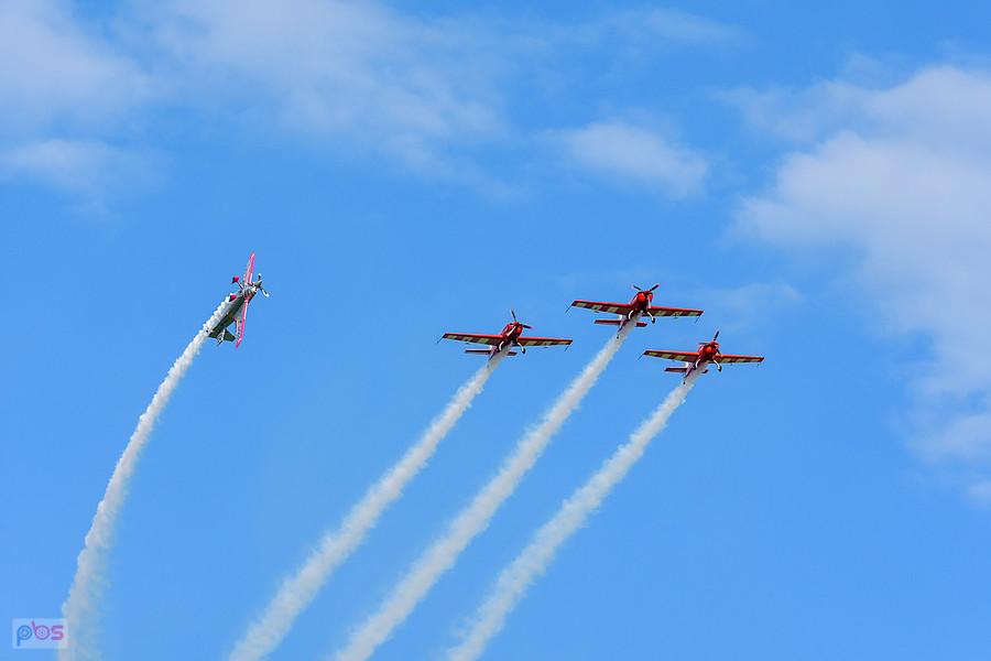 Samoloty Extra 330 LC i Zivko Edge 540 - grupa akrobacyjna Fire Birds i Łukasz Czepiela - AirShow Rudniki 2025
