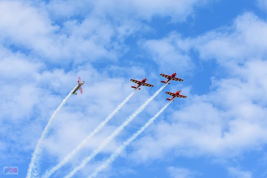 Samoloty Extra 330 LC i Zivko Edge 540 - grupa akrobacyjna Fire Birds i Łukasz Czepiela - AirShow Rudniki 2025