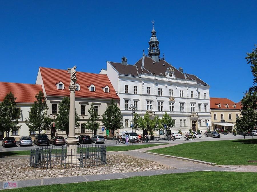 Valtice - kolumna św. Nepomucena i gmach ratusza