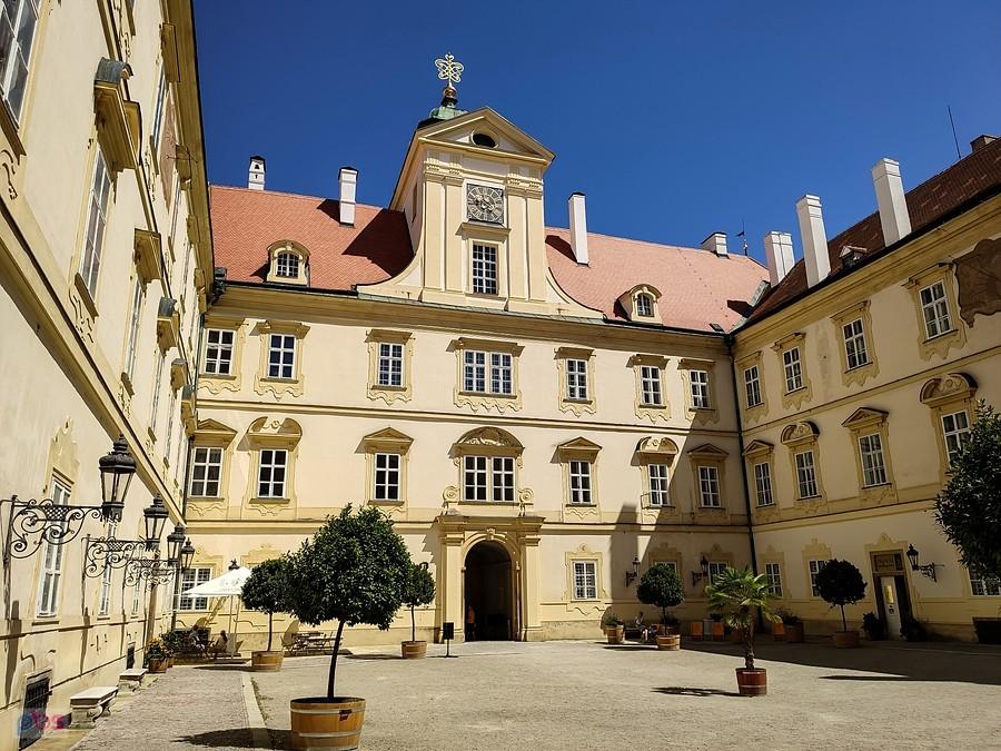 Dziedziniec zamku w Valticach w upalne popołudnie