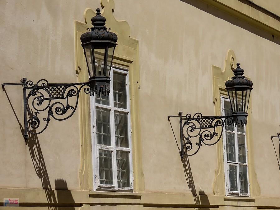 Valtice - latarnie dziedzińca zamkowego