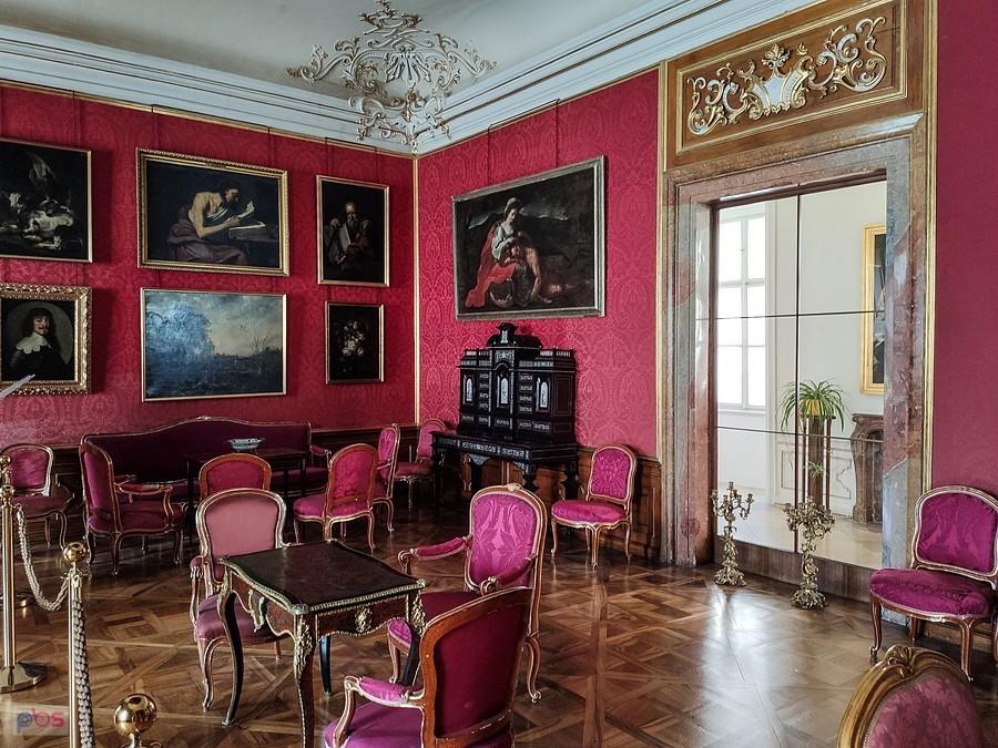 Palarnia udekorowana jest barokowymi portretami i pejzażami