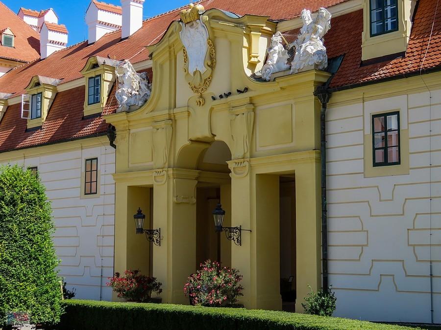 Valtice - brama skrzydła wschodniego zamku