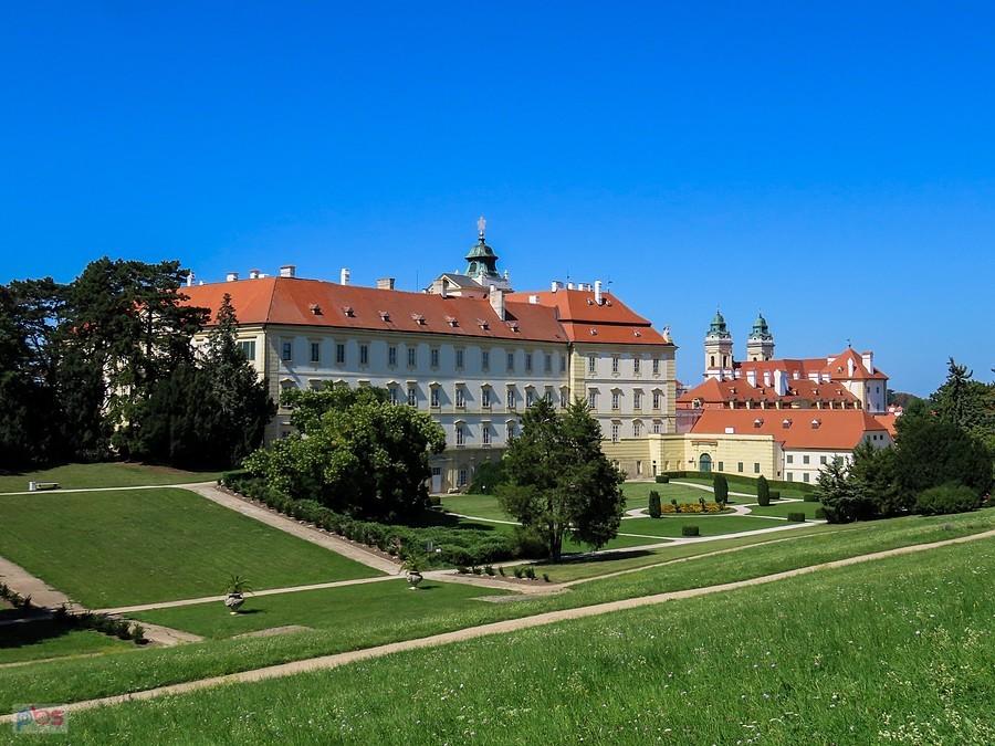 Valtice - widok z parku na zamek i kościół