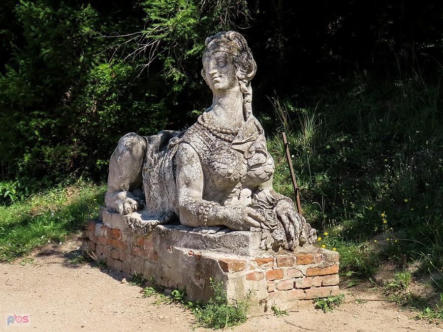 Valtice - sfinks z zamkowego parku
