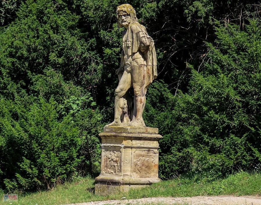 Park zamkowy w Valticach - rzeźba Herkulesa