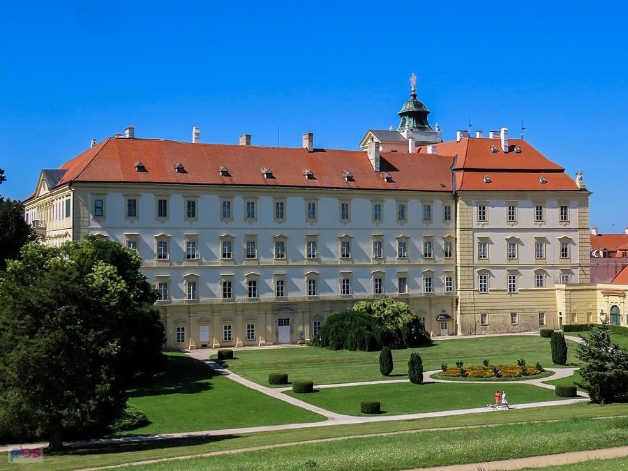 Valtice - widok na zamek z parkowej alejki rzeźb