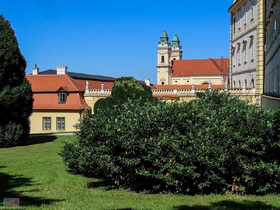 Valtice - stajnie ulokowane za zachodnim skrzydłem zamku