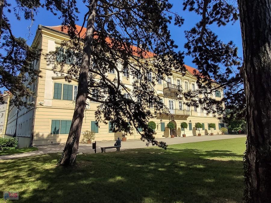 Valtice - spacerek po parku z widokiem na zamek