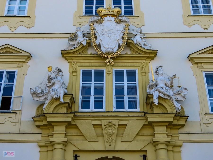 Valtice - dekoracja bramy wjazdowej na dziedziniec zamku