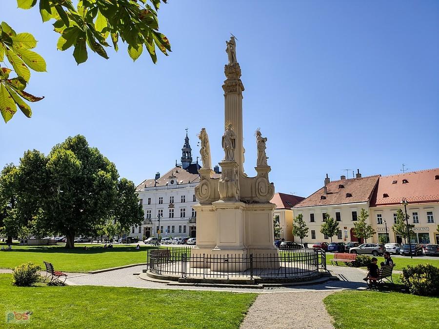 Valtice - kolumna maryjna i ratusz
