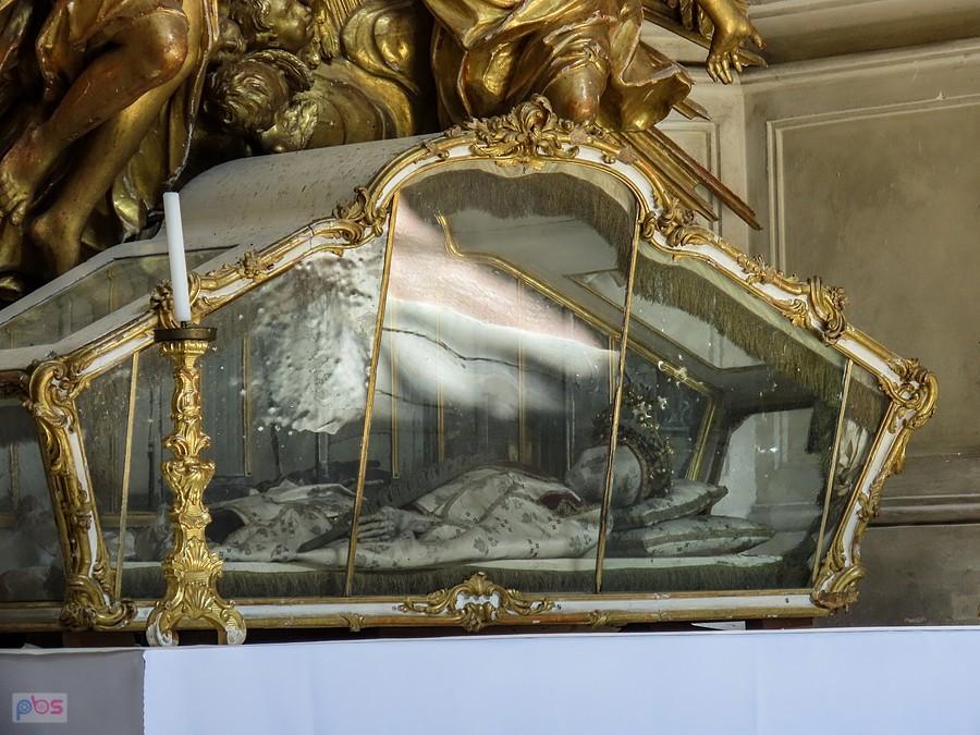 Valtice - kryształowa trumna w ołtarzu transeptu lewego