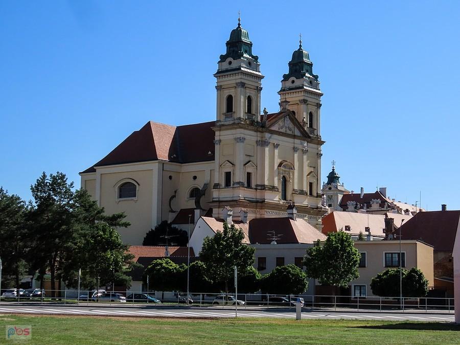 Valtice - kościół Wniebowzięcia NMP od strony płn.