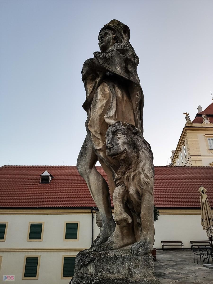 Valtice - rzeźba alegoria Afryki