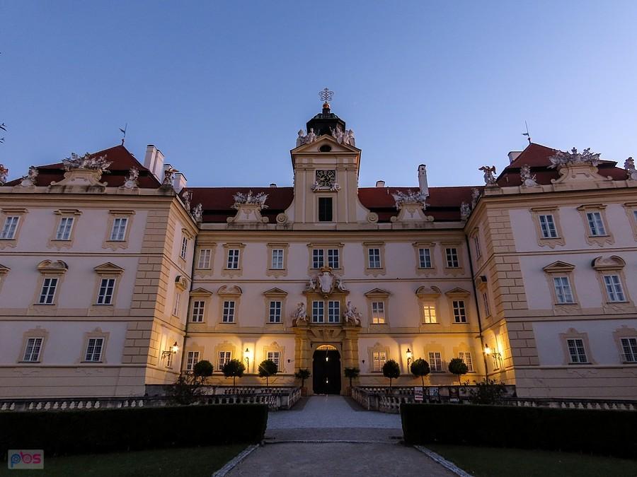 Zamek w Valticach dość skromnie jest oświetlony