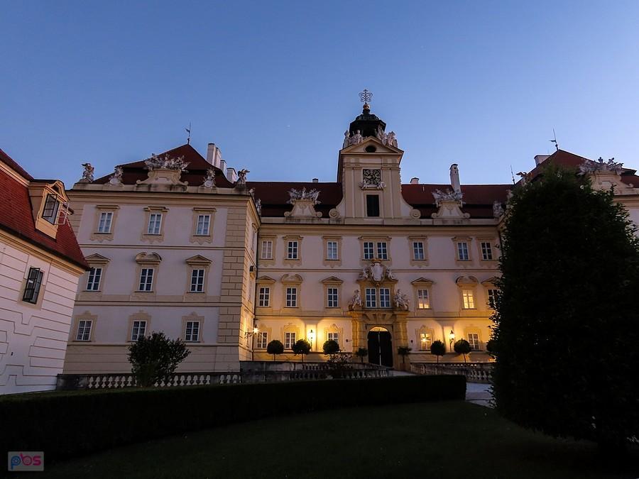Zamek w Valticach w poświacie zachodzącego słońca