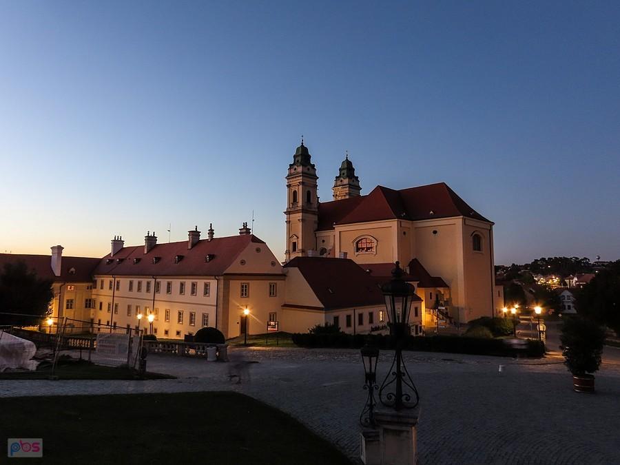 Valtice - kościół Wniebowzięcia NMP w godzinkę po zachodzie słońca