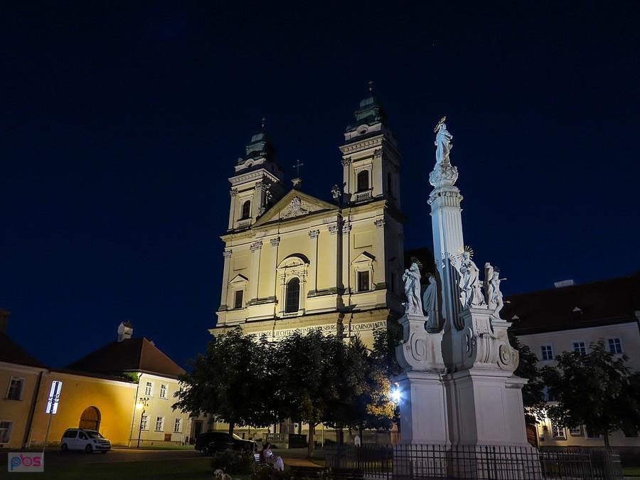 Valtice - kościół i kolumna maryjna