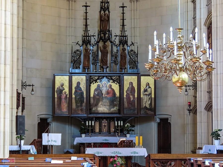 Ołtarz kaplicy zamkowej w Lednicach