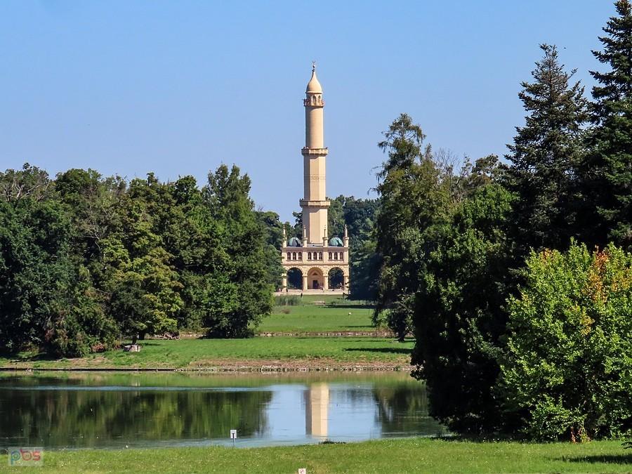 Lednice - minaret w parku zbudował Alojzy I Liechtenstein , założyciel parku lednickiego