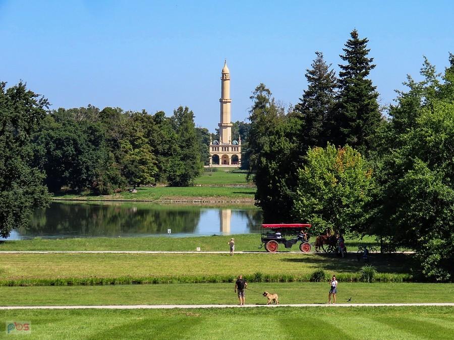 Lednice - widok w kierunku minaretu z dziedzińca zamku