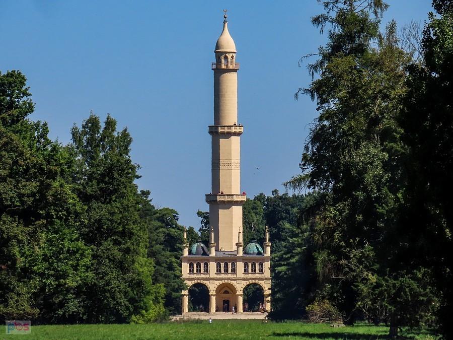 Lednice - minaret w parku ma 62 metry