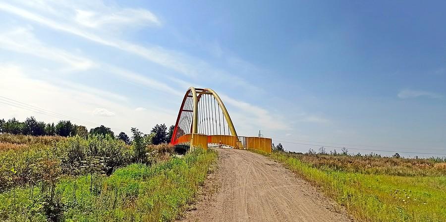 Słoneczny most na trasie rowerowej wokół Radwanic