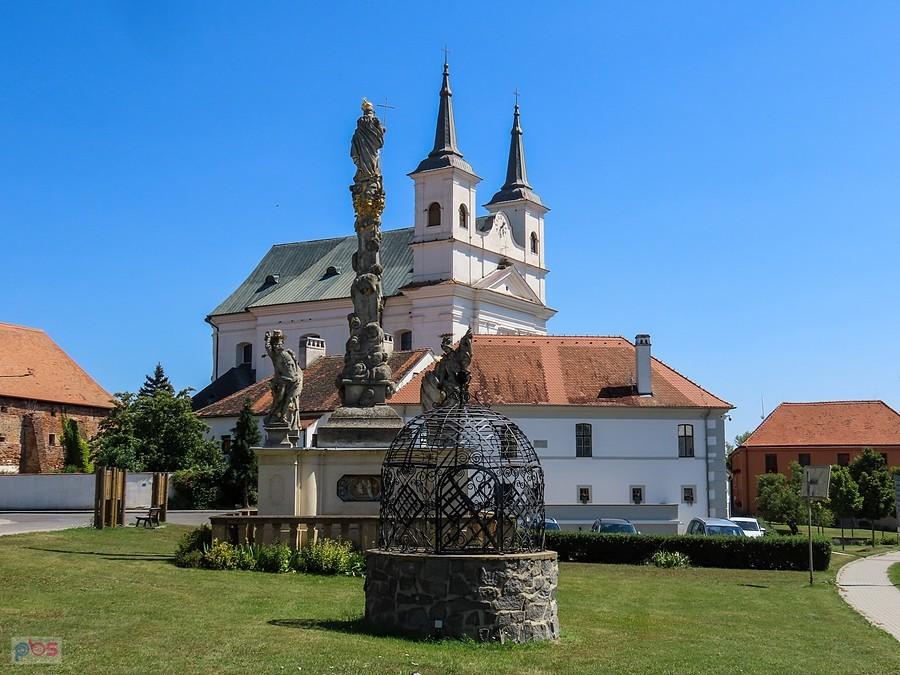 Drnholec - studnia, kolumna maryjna, ratusz i kościół