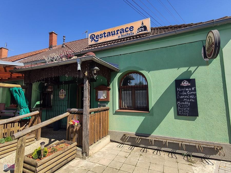 Čejkovice - knajpka "Restaurace U kostela"