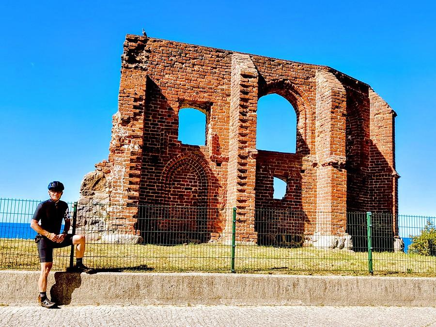 Pozostałości kościoła w Trzęsaczu.