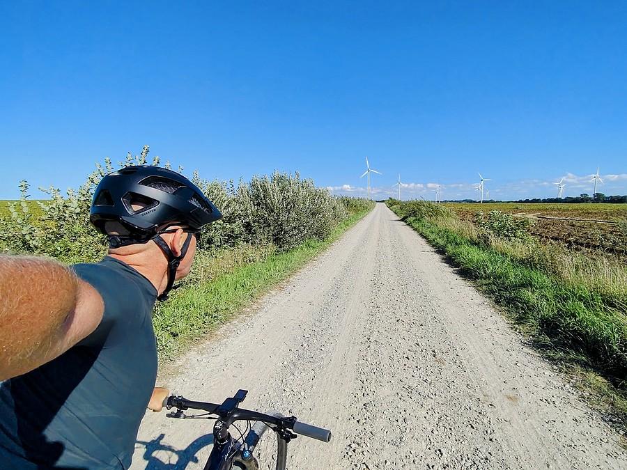 Jedna z wielu farm wiatrakowych napotkana po drodze.