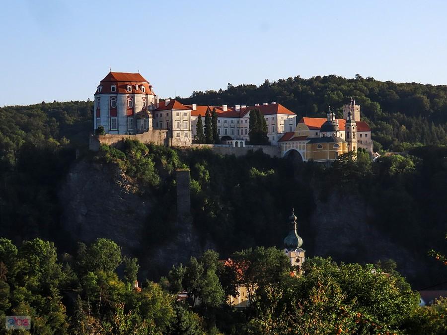Zamek Vranov nad Dyjí w promieniach zachodzącego słońca