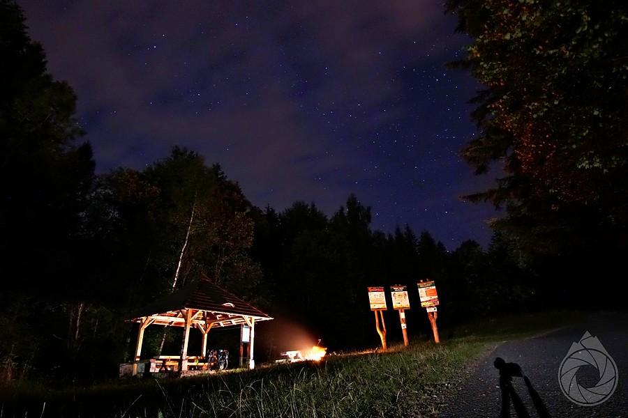 małe ognisko przy małej wiacie nad Korbielowem