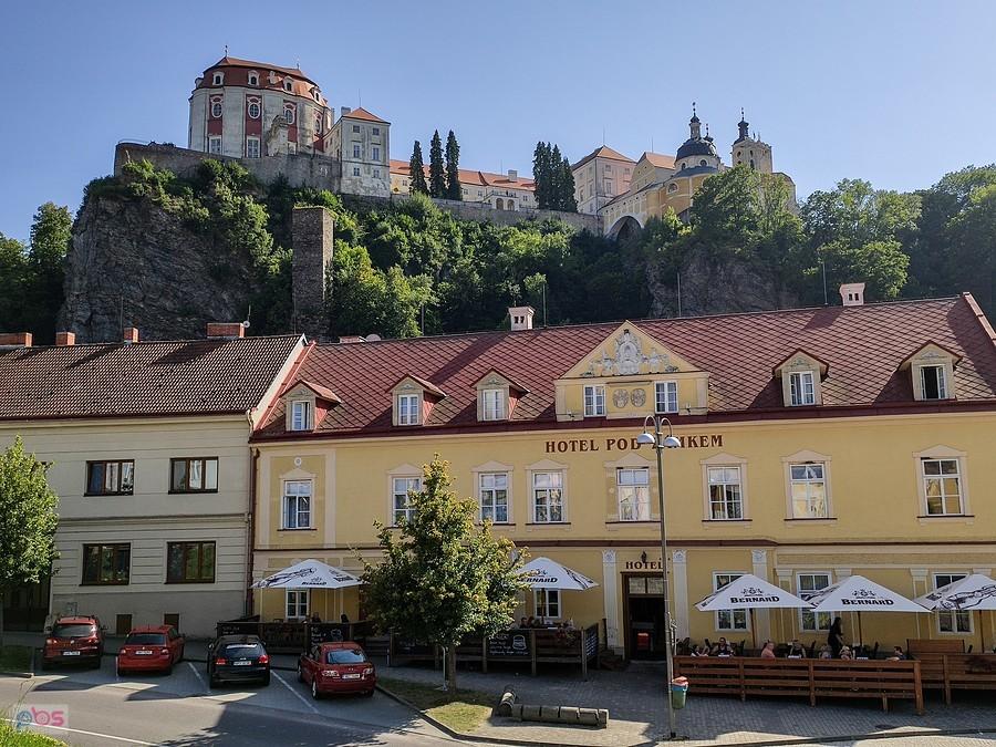 Vranov nad Dyjí - widok na zamek z rynku