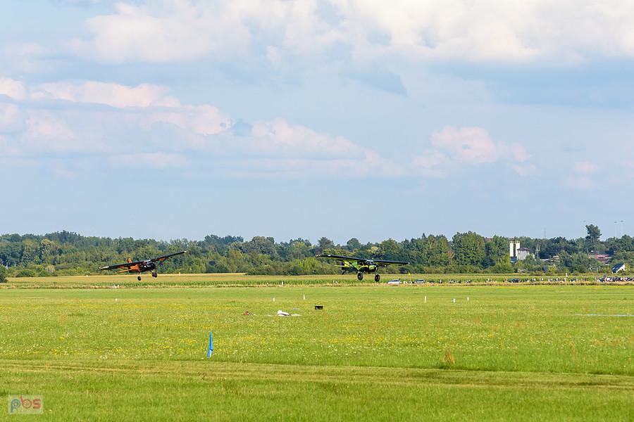 BushCat Demo Team - AirShow Rudniki 2025. Samoloty Rainbow SkyReach BushCat, zielony SP-SMOG pilotowany przez Dominika Motołę i pomarańczowy SP-SYKY pilotowany przez Marcina Zaborowskiego.