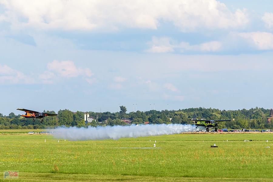 BushCat Demo Team - AirShow Rudniki 2025. Samoloty Rainbow SkyReach BushCat, zielony SP-SMOG pilotowany przez Dominika Motołę i pomarańczowy SP-SYKY pilotowany przez Marcina Zaborowskiego.