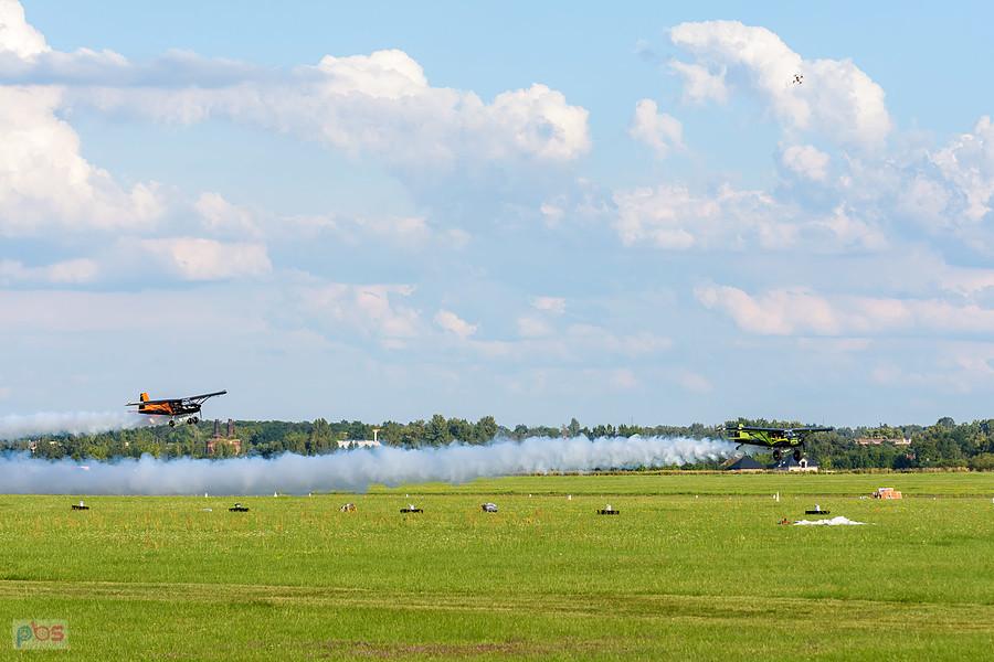 BushCat Demo Team - AirShow Rudniki 2025. Samoloty Rainbow SkyReach BushCat, zielony SP-SMOG pilotowany przez Dominika Motołę i pomarańczowy SP-SYKY pilotowany przez Marcina Zaborowskiego.